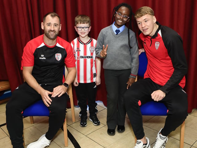Derry City player Christy Grogan and senior coach Niall McGinn visiting St. Anne’s PS in the run up to their FAI Cup final against Waterford. (Photo - Tom Heaney, nwpresspics)
