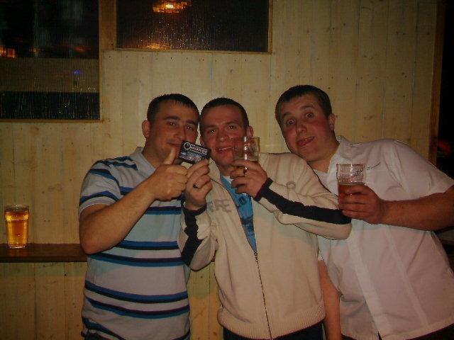 Exif-JPEG-422 : Out Last Night pictures in Derry bars in May 2005.