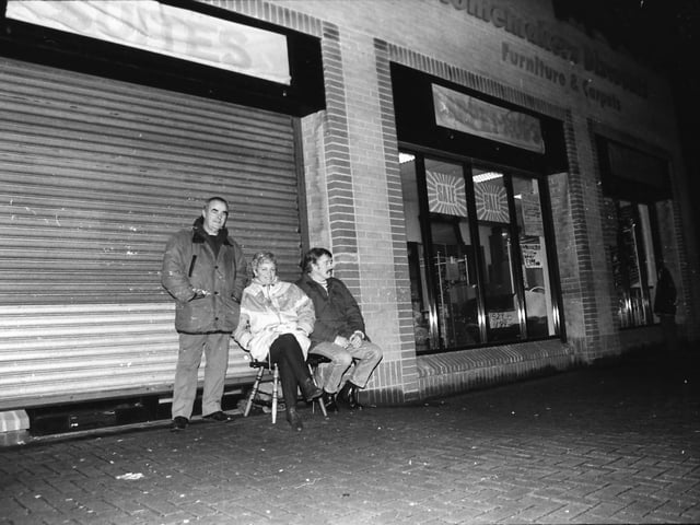 Homemakers Discount sale queue.