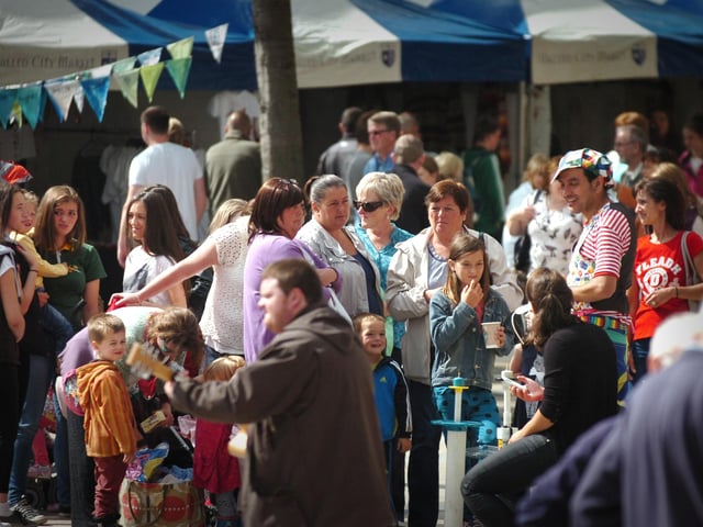 The bustling Guildhall Square as crowds build up for the Fleadh. (DER3313PG040)