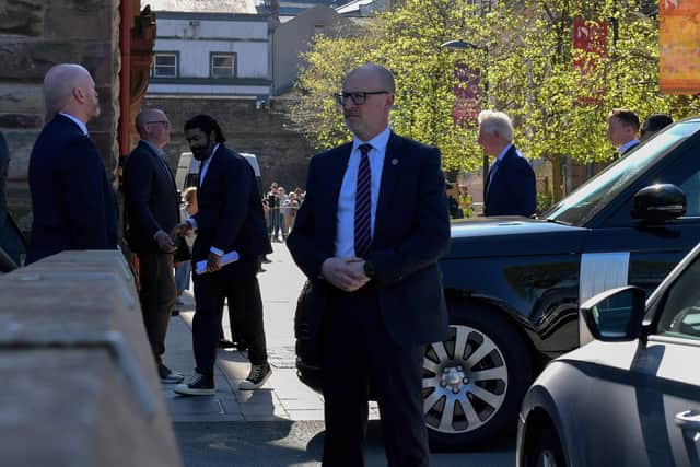 Bill Clinton surrounded by secret service agents