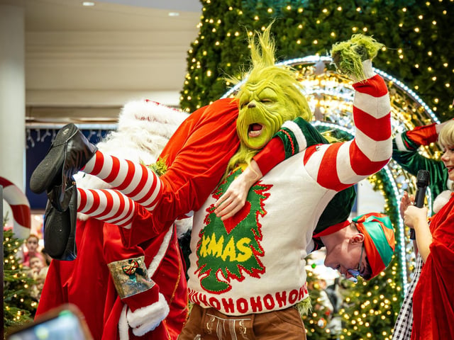 Derry, Northern Ireland. 7 November 2025. Santa and the Grinch share the stage at Foyleside Shopping Centre, switching the Christmas lights back on to applause from the crowd. Credit: Aodhan Roberts. : Joyous scenes as Santa arrives at Foyleside Shopping Centre and the festive lights are turned on. Photos: Aodhán Roberts.