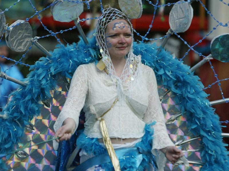 Casting her net for good weather at the Hiring Fair festival. (0107JB73)