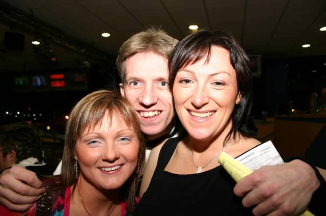 Let me into the photography Louise Gallagher, Bruce McGregor, and Carolanne Boyle 4873dd : A night at the races in Lifford in April 2005.