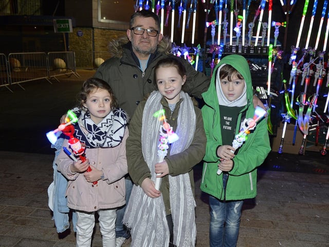 Lily, Manie and John McGuinness with Dad Damien at the switching on of the Christmas tree lights in Guildhall Square. DER4718GS033