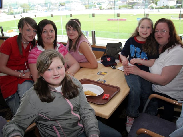 Emma McCullagh, Denise McKinney, Amy McKinney, Caoimhe Murray, Caroline Murray, Claire Murray 0521JMl : Parties and celebrations across Derry in May 2006.