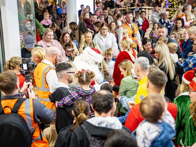 Derry, Northern Ireland. 7 November 2025. Santa arrives at Foyleside Shopping Centre to the cheers of gathered families, marking the official start of the Christmas season. Credit: Aodhan Roberts. : Joyous scenes as Santa arrives at Foyleside Shopping Centre and the festive lights are turned on. Photos: Aodhán Roberts.