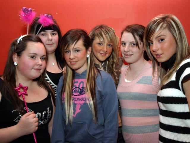 Amy poses for the photographer with friends, Tara, Venessa, Ciara, Kiesha and Caoimhe 0058/JML : Parties and celebrations January 2006: Amy Irwin.