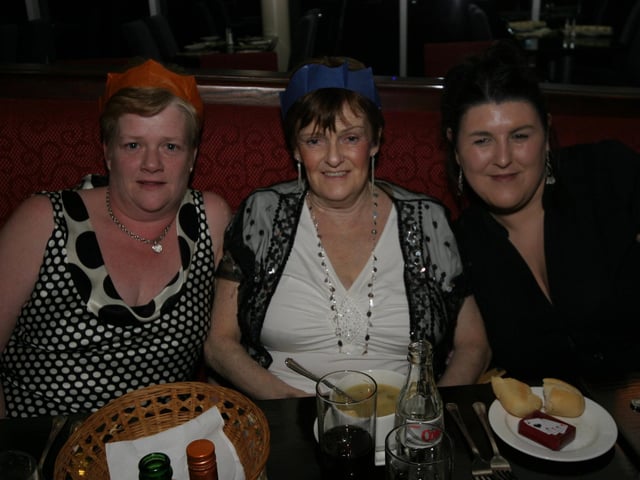 Members of the Curran family Christmas reunion party held at Pitchers Wine Bar.0010/JML. : Parties across Derry in January 2006.