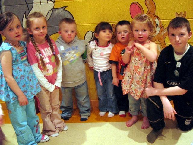 Tegan, jodi, Nathan, Heather, Ben birthday girl Zoe and Shaun enjoy the party at the Fun Factory 0080JML : Parties in Derry in Spring 2006.
