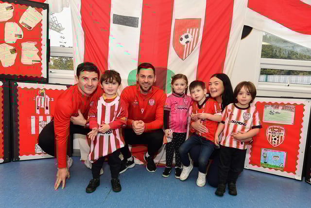 Pupils Daithi, Sonny, Alex, Alainn and Múinteoir Nicole, from Gaelscoil Eadain Mhoir, pictured with Derry City’s Ciaran Coll and Pat Hoban during their visit to the school on Monday morning. Photo: George Sweeney