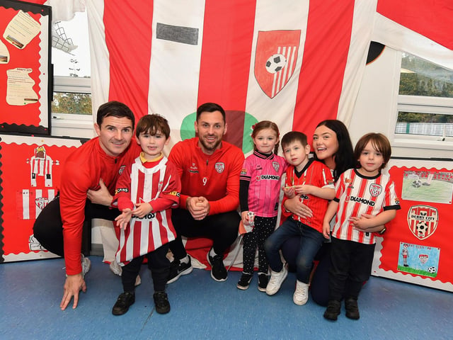 Pupils Daithi, Sonny, Alex, Alainn and Múinteoir Nicole, from Gaelscoil Eadain Mhoir, pictured with Derry City’s Ciaran Coll and Pat Hoban during their visit to the school on Monday morning. Photo: George Sweeney