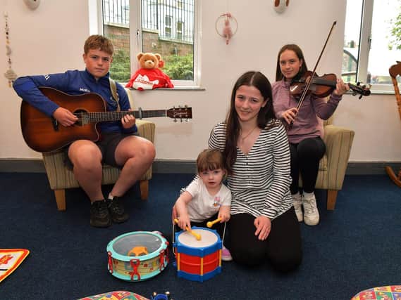 Saorlaith Hegarty pictured with her mum Chloe and musicians Peadar and Róise Kelly at the recent Action for Children’s ‘Top of the Tots’ event held at the Ebrington premises. Photo: George Sweeney. DER2331GS – 82