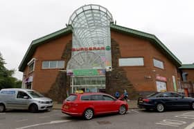 Rath Mór Shopping Centre, Creggan.  DER2126GS - 054
