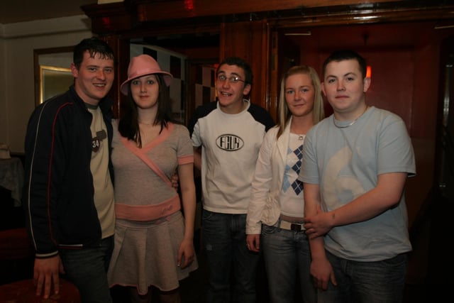 PubEye: Friends and family out enjoying a drink together in the Dungloe.