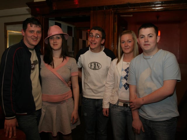 PubEye: Friends and family out enjoying a drink together in the Dungloe.