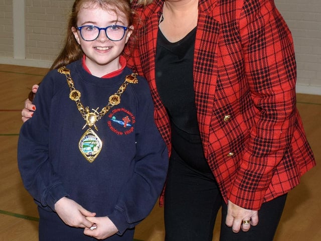 The Mayor, Councillor Sandra Duffy paid a visit to St Oliver Plunkett PS in Strathfoyle as part of Derry City and Strabane District Council’s Local Democracy Week where she was joined by Councillor Rachal Ferguson and pupils from Primary 7. Following a series of questions and answers the children all tried the Mayoral Chain on. Picture Martin McKeown. 23.11.2:.