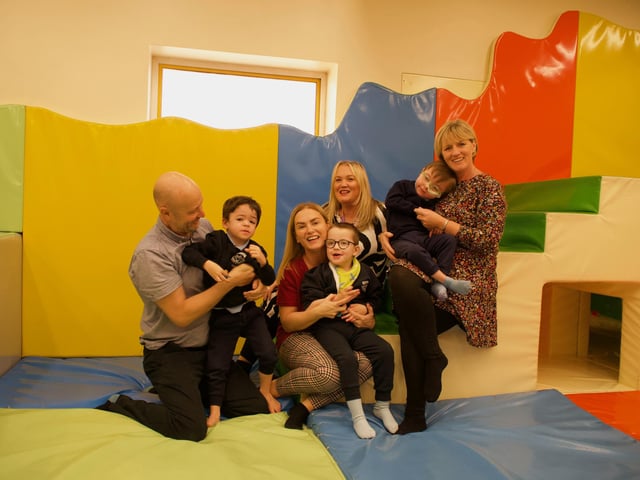 Ardnashee Primary School pupils with L-R - Nick Tomlinson (Teacher), Alison Henderson (Class Assistant), Bríd Cutliffe (Leader - Teacher) and Leeanne Leonard (Class Assistant).