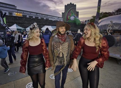 Senses are stirred and taste buds tantalised as musical melodies hang in the cold night air. For four nights, Guildhall Square and Waterloo Place will come alive with all manner of creepy ghosts and ghouls feasting on the sights, sounds and tastes of Hallowe’en. Enjoy the market with live music and relaxed seating.