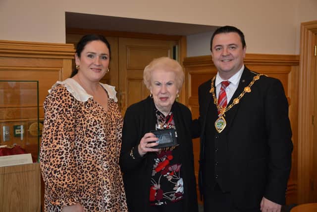 Ladies Ancient Order of Hibernians Sister and frequent visitor to Derry Kathleen Savage with the Mayor of Derry/Strabane Ruairí McHugh and Councillor Aisling Hutton.