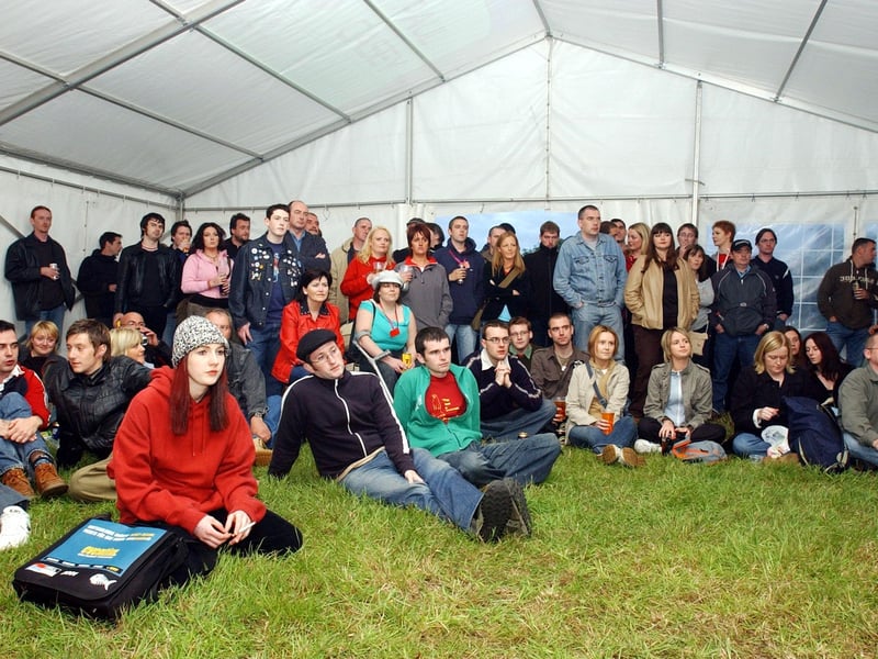 A section of the crowd at the Acoutic stage for Paul Casey. (0209C59)