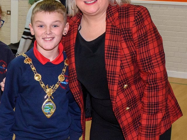 The Mayor, Councillor Sandra Duffy paid a visit to St Oliver Plunkett PS in Strathfoyle as part of Derry City and Strabane District Council’s Local Democracy Week where she was joined by Councillor Rachal Ferguson and pupils from Primary 7. Following a series of questions and answers the children all tried the Mayoral Chain on. Picture Martin McKeown. 23.11.2:.