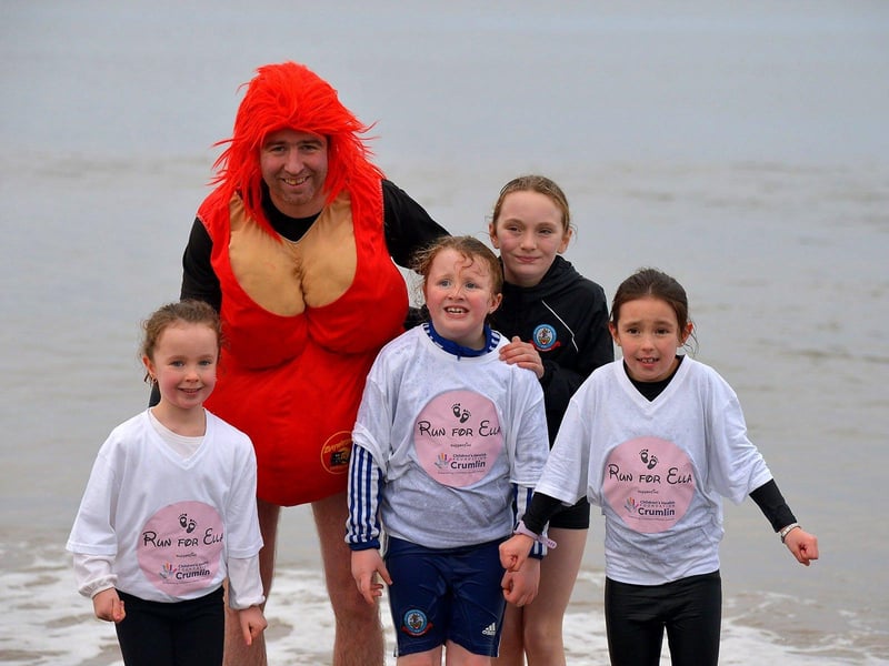 Grace, Tony, Emma, Elle and Freya from Buncrana took part the annual Christmas morning charity swim at Ludden beech. Photo: George Sweeney. DER2252GS – 28
