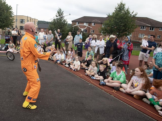 A bit of knife juggling throw in to entertain the crowd by Jitterbug on Thursday evening. : .