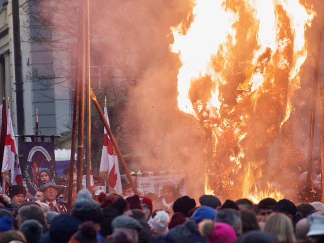 An effigy of Colonel Robert Lundy burning in Bishop Street on Saturday as thousands of Apprentice Boys and supporters gathered in Derry for the annual ‘Shutting of the Gates’ celebrations.