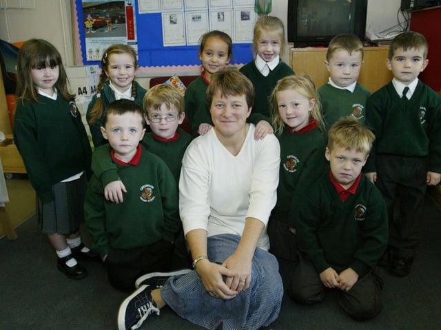 Greenhaw Ps P1 teacher Linday Heaney with her class. (2609JB03):20 years on: Young people across Derry and Donegal starting school in September 2003