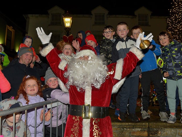 Santa arrives safely in Buncrana on Friday evening last. Photo: George Sweeney. DER2247GS – 95