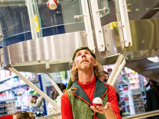 Derry, Northern Ireland. 7 November 2025. Performers entertain shoppers at Foyleside Shopping Centre ahead of Santa’s grand entrance during the Christmas celebrations. Credit: Aodhan Roberts. : Joyous scenes as Santa arrives at Foyleside Shopping Centre and the festive lights are turned on. Photos: Aodhán Roberts.