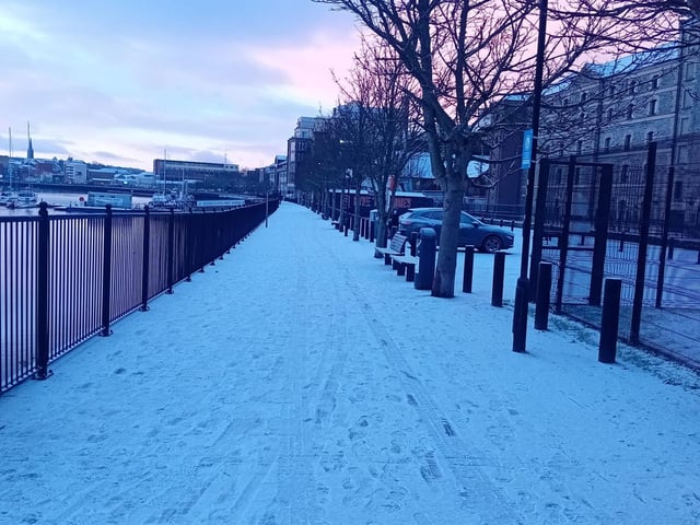 With the cold weather continuing Derry woke to a blanket of white on Thursday morning and the riverfront took on the aspect of a winter wonderland.