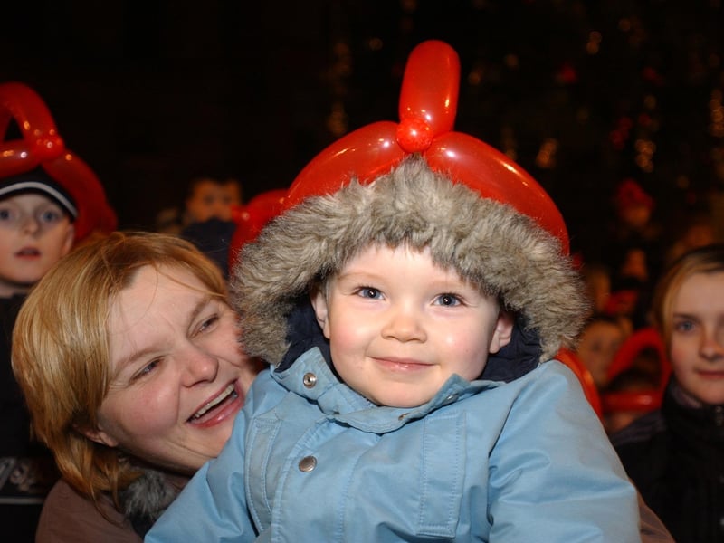 Three years-old Michael Downey, from Moore Street, and his mum, Aisling. (1911C38) : Christmas Lights Switch on, from November 2004 in the Guildhall Square.