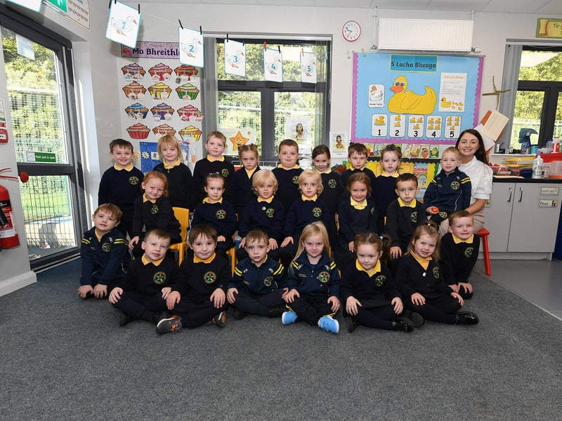 Muinteoir Nicole’s Rang 1 class at Gaelscoil Éadain Mhóir.