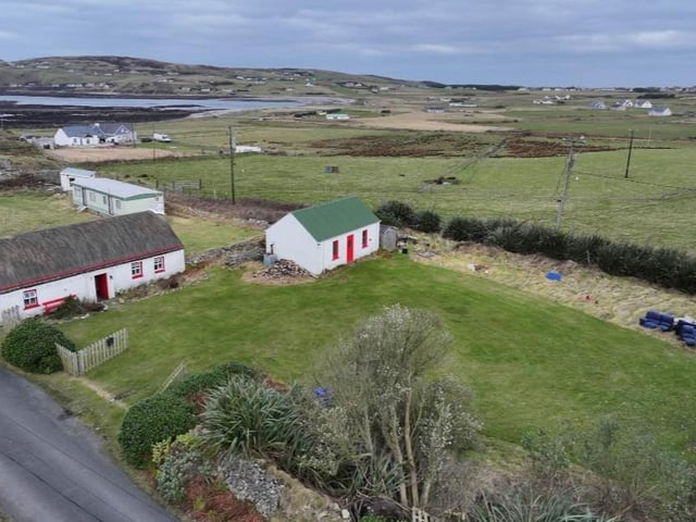 A stunning traditional thatched Cottage, originally built around 300 years ago, located by the sea at Culoort, Malin Head, Donegal, Ireland's most northerly point has come on the market for €195,000.
