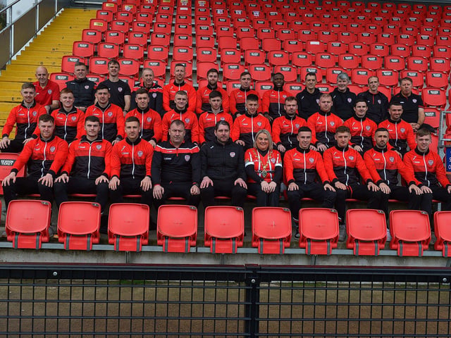 Mayor Sandra Duffy pictured with the Derry City players and coaching staff on Saturday morning prior to the team’s departure for Dublin ahead of tomorrow’s FAI Cup Final against Shelbourne. George Sweeney. DER2244GS – 33