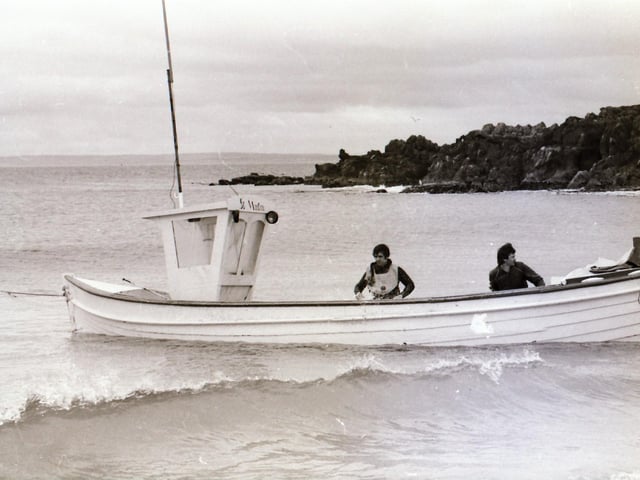 Fishing boat on the rocks at Stroove