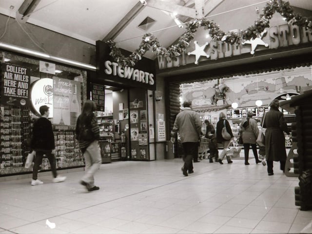 Scenes from around the popular shopping areas of Derry in the run up to Christmas back in 1995.