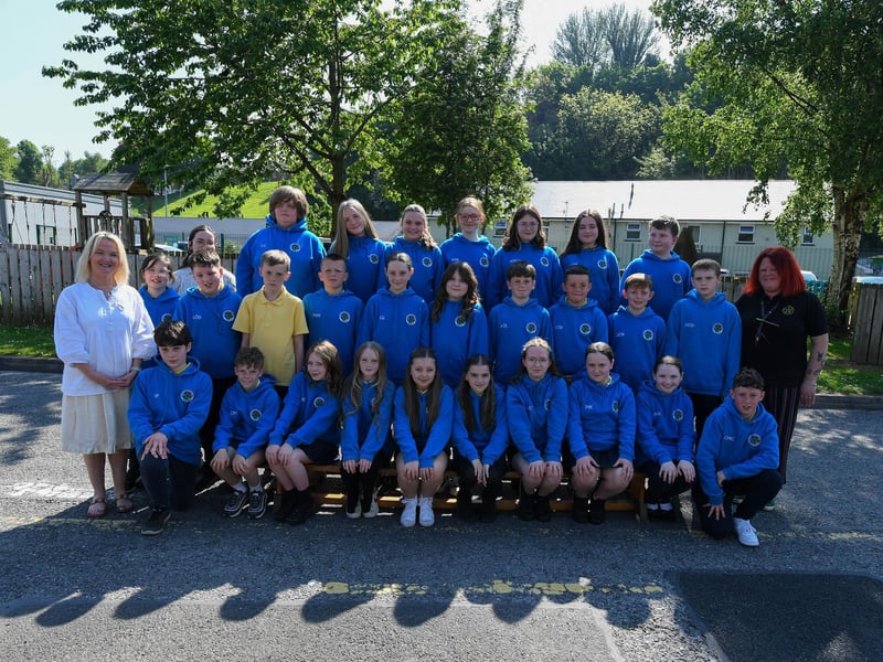 Múinteoir Alicia pictured with her Rang 7 class and support staff at Gaelscoil Eadian Mhoir.