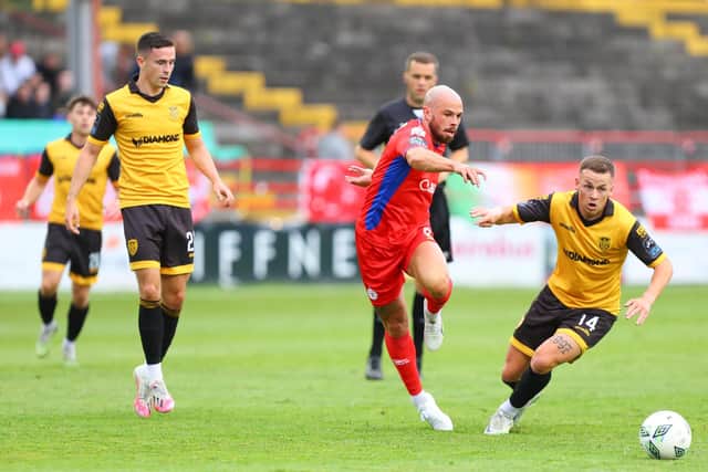 Shels midfielder Mark Coyle gets his team ticking against Derry as Jordan McEneff and Ben Doherty apply pressure at Tolka Park.