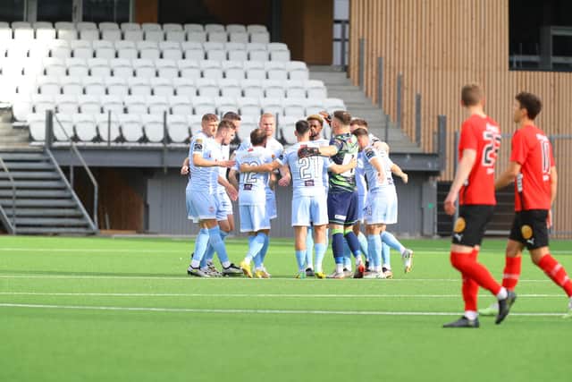 The Derry City players get in a huddle at the start of the second half of Thursday night's Europa Conference League, 1st leg, 1st Round Qualifier at the Tórsvøllur Stadium, Torshavn, Faroe Islands. Photograph by Kevin Moore (MCI Photo).