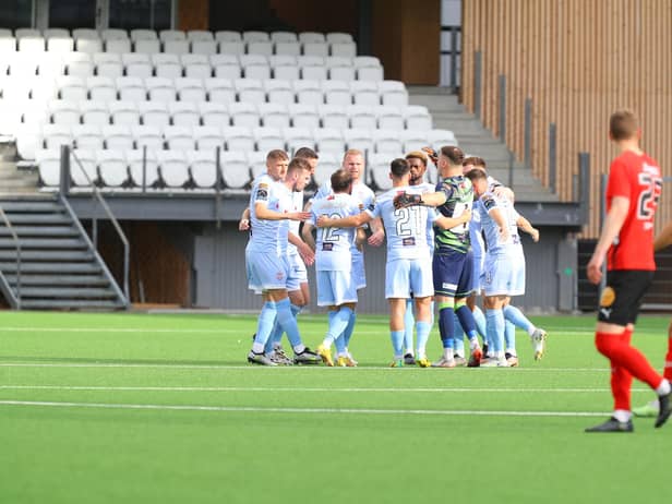 The Derry City players get in a huddle at the start of the second half of Thursday night's Europa Conference League, 1st leg, 1st Round Qualifier at the Tórsvøllur Stadium, Torshavn, Faroe Islands. Photograph by Kevin Moore (MCI Photo).
