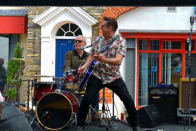 The Wild Band’s Paul G performs in the Craft Village during Derry’s Jazz Festival Weekend.  Photo: George Sweeney.  DER2318GS – 07