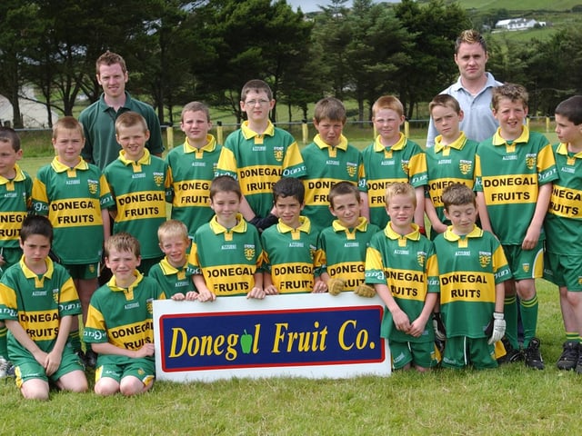 Members of the U-10 boys team taking part in the Malin GAA Summer Camp at Glengad.Included, are Damian Ward, coach, and Eamon Redden, County player. (2007A06)
