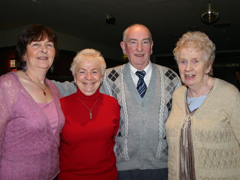 The happy couple Shelia and Eddie with Eddies sisters Carmel and Moria. 1966/dd : .