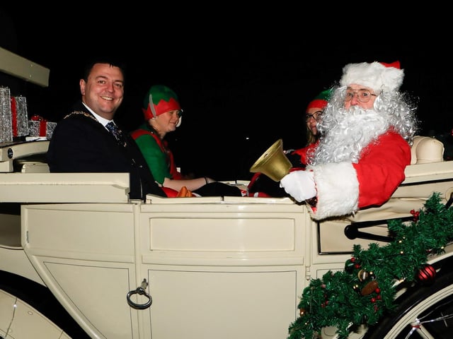 Mayor Ruairí McHugh arriving on a horse drawn carriage with Santa and his elves at Enagh Crescent to switch on the Christmas tree lights.  (Photo - Tom Heaney, nwpresspics)