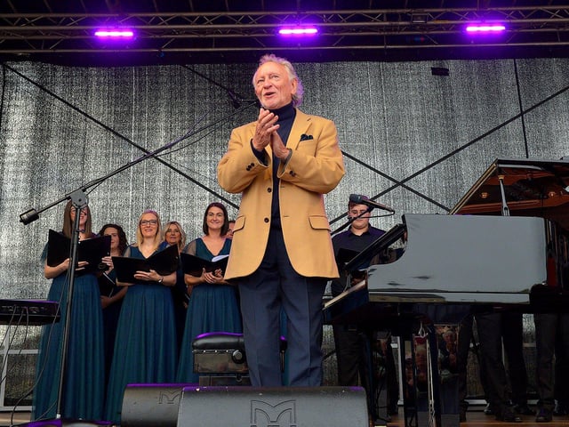 Phil Coutler shows his appreciation to the large attendance at the live performance of his iconic hit ‘The Town I Loved So Well’ in Ebrington Square on Saturday afternoon last. Photo: George Sweeney.  DER2240GS – 26