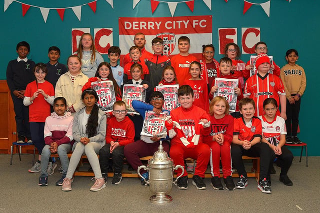 Derry City’s Mark Connolly pictured with Mrs Sherry's P6 class during a visit to the school, with the FAI Cup, on Friday afternoon. Photo: George Sweeney. DER2247GS – 72