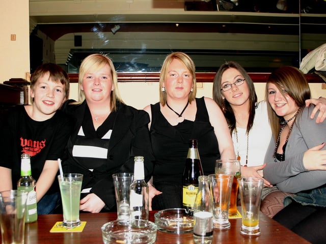 Having agood time at the party Caolan, Cari, Catherine, Laura and Aiofe. 2134/dd